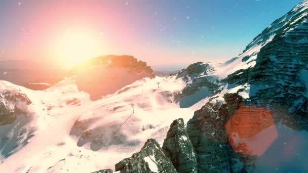 Volando Sobre Pista Esquí Alpino Con Nieve Sol Una Montaña — Vídeos de Stock