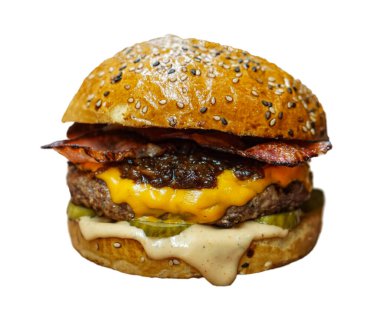 Biftekli, turşulu klasik çizburger. Peynir, domates. Soğan. Beyaz arka planda marul ve ketçap hardalı var. Beyaz arka planda izole edilmiş taze lezzetli burger. .