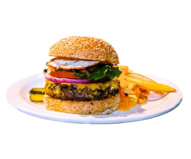 Taze lezzetli hamburger. Beyaz arka planda et ve peynirli büyük taze hamburger. Çörek, peynir, salata, kırmızı soğan ve beyaz arka planda izole edilmiş taze domatesli hamburgerden oluşuyor. Büyük duble çizburger ve tavuk pirzolası..