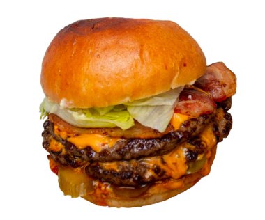 Taze lezzetli hamburger. Beyaz arka planda et ve peynirli büyük taze hamburger. Çörek, peynir, salata, kırmızı soğan ve beyaz arka planda izole edilmiş taze domatesli hamburgerden oluşuyor. Büyük duble çizburger ve tavuk pirzolası..