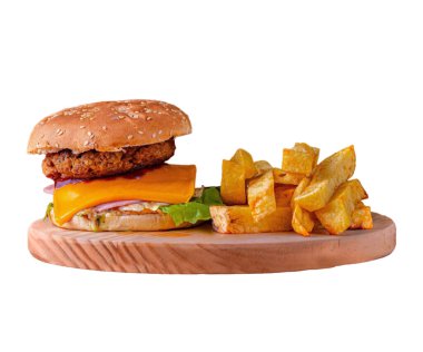 Restoranda ahşap tabakta patates kızartması ve peynir arabası.