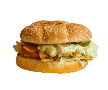 Biftekli, turşulu klasik çizburger. Peynir, domates. Soğan. Beyaz arka planda marul ve ketçap hardalı var. Beyaz arka planda izole edilmiş taze lezzetli burger. .