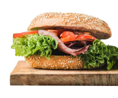 Taze lezzetli hamburger. Beyaz arka planda et ve peynirli büyük taze hamburger. Çörek, peynir, salata, kırmızı soğan ve beyaz arka planda izole edilmiş taze domatesli hamburgerden oluşuyor. Büyük duble çizburger ve tavuk pirzolası..