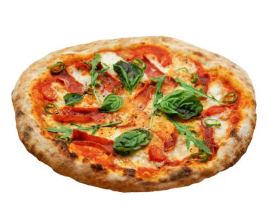  Beyaz arka planda margherita pizza baharatlı, domatesli ve mozzarella peynirli Napoli pizzası. Mozzarella peynirli pizza, domates sosu, kalın hamurlu ıspanak..