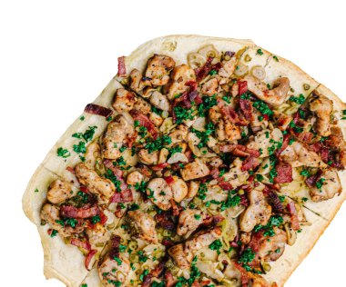 Beyaz arka planda margherita pizzasının üst görüntüsü. Baharatlı, domatesli ve mozzarella peynirli Napoli pizzası. Mozzarella peynirli pizza, domates sosu, kalın hamurlu ıspanak..