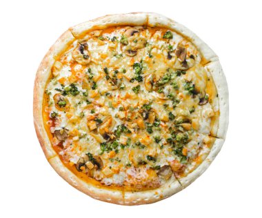 Beyaz arka planda izole edilmiş peynirli pizza. Pizza margaritası. Bizon mozzarella ve fesleğenli ev yapımı İtalyan Margherita pizzası. Baharatlı, domatesli ve mozare peynirli Napoli pizzası.