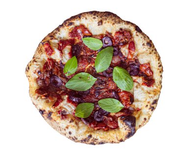 Beyaz arka planda izole edilmiş klasik pepperonili pizzanın üst görüntüsü. Bufalo mozzarella ve fesleğenli ev yapımı İtalyan pizzası. Baharatlı, domatesli ve peynirli Napoli pizzası.