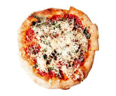 Beyaz arka planda izole edilmiş peynirli pizza. Pizza margaritası. Bizon mozzarella ve fesleğenli ev yapımı İtalyan Margherita pizzası. Baharatlı, domatesli ve mozare peynirli Napoli pizzası.