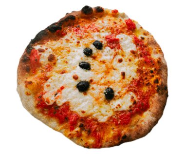 Beyaz arka planda izole edilmiş peynirli pizza. Pizza margaritası. Bizon mozzarella ve fesleğenli ev yapımı İtalyan Margherita pizzası. Baharatlı, domatesli ve mozare peynirli Napoli pizzası.