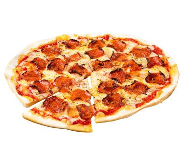 Klasik pepperonili lezzetli pizza beyaz arka planda izole edilmiş. Lezzetli biberli pizza, mozzarella peyniri.