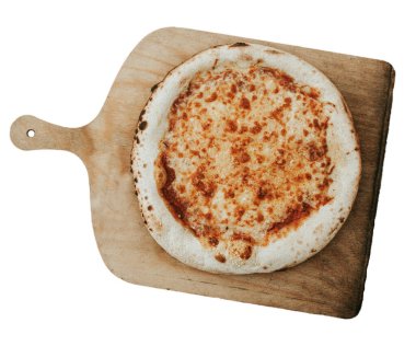 Pizza Napoletana, geleneksel ve otantik İtalyan pizzası ahşap fırında pişirilmiş. Mozzarella peynirli Margherita pizza, domates sosu, fesleğen yaprağı. Tahtada malzemelerle birlikte. Sıcak ev yapımı.