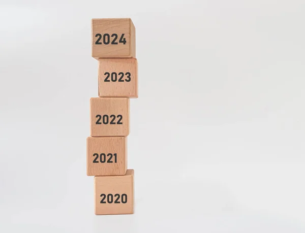 Handübersetzter Holzwürfel Von 2023 Bis 2024 Neues Geschäftszielstrategie Konzept 2024 — Stockfoto