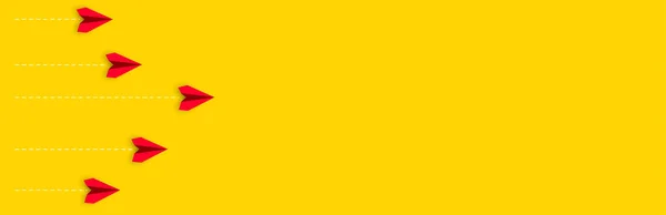Papírová Letadla Žlutém Pozadí Letadlo Vepředu Vede Ostatní Myšlenka Překonání — Stockový vektor