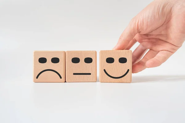 Hand Hält Lächelndes Gesicht Feedback Score Und Positive Kundenbewertung Erfahrung — Stockfoto