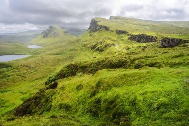 Güzel, dramatik İskoç, Skye dağ manzarası, sivri tepeler, virajlı yollar ve dik uçurumlar, Quiraing tepeleri boyunca yürüyüş, yazın ortasında, kuzey doğuda yeşil alan çimenleri.