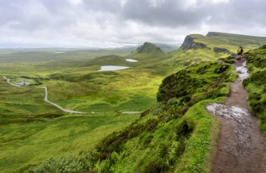 Güzel, dramatik İskoç, Skye dağ manzarası, sivri tepeler, virajlı yollar ve dik uçurumlar, Quiraing tepeleri boyunca yürüyüş, yazın ortasında, kuzey doğuda yeşil alan çimenleri.