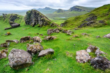 Güzel, dramatik İskoç dağlık manzarası sivri, sivri dağ tepeleri ve dik yamaçlar Quiraing tepeleri boyunca yürür yeşil çimenler ve çalılar yazın ortasında, kuzey doğu Skye.