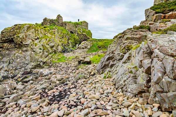 Výhledem Moře Loch Slapin Polovině Léta Skotský Hrad Zůstává Shlížející — Stock fotografie