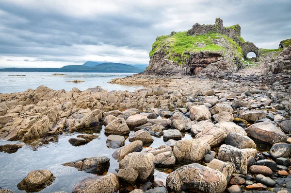 옆에는 여름에 역사적 스코틀랜드 로크의 잔하고 매끄러운 바닷물 웅덩이에 바위와 — 스톡 사진