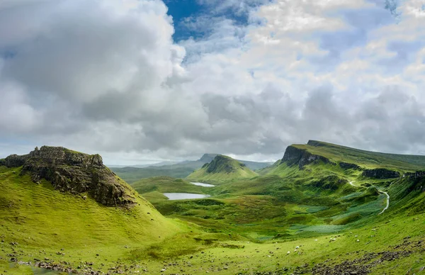 Красивые Впечатляющие Шотландские Пейзажи Горные Пейзажи Скай Зазубренные Вершины Извилистая — стоковое фото