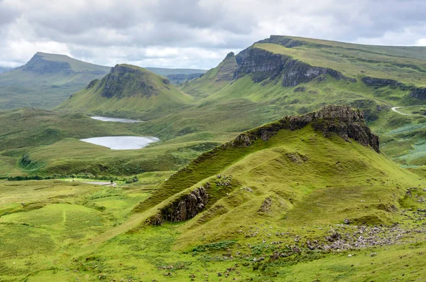 Prachtige Dramatische Schotse Skye Berglandschap Grillige Toppen Kronkelende Weg Steile — Stockfoto