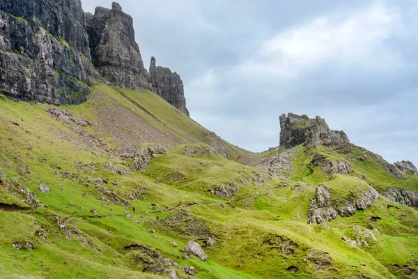 아름답고 인상적 스코틀란드 산경치 들쭉날쭉 산봉우리들 과깎아지른 절벽의 얼굴들은 여름중에 — 스톡 사진