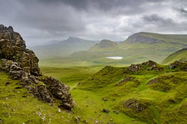 Quiraing yürüyüş döngüsü, güzel, çarpıcı, dramatik İskoç, Skye Adası dağ manzarası, pürüzlü kayalar ve tepeler, antik heyelan kalıntıları, dönemeç yollar, yazın ortasında sarp kayalıklar ve göller.