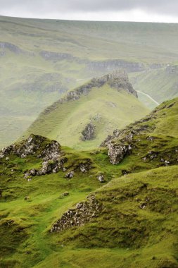 Quiraing yürüyüş döngüsü, güzel, çarpıcı, dramatik İskoç, Skye Adası dağ manzarası, pürüzlü kayalar ve tepeler, antik heyelan kalıntıları, dönemeç yollar, yazın ortasında sarp kayalıklar ve göller.