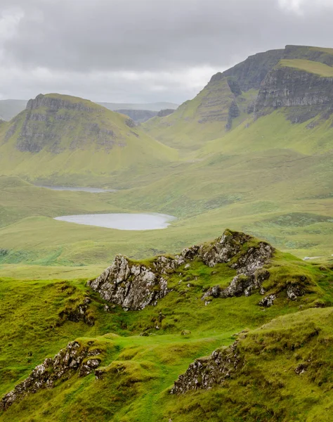 아름답고 매혹적 스코틀란드 스카이 의경치 들쭉날쭉 바위와 봉우리들 여름중에 의육로 — 스톡 사진