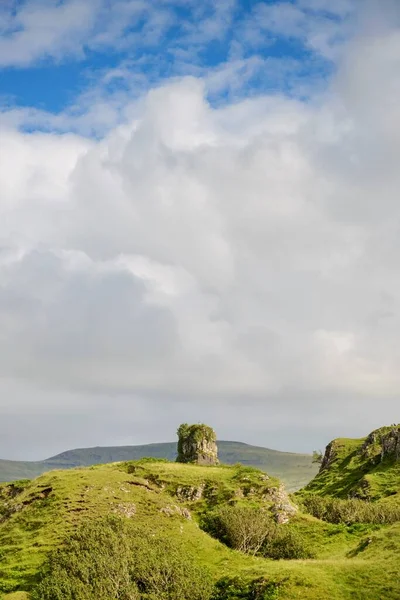 Kayalık Bazalt Çıkıntısı Gibi Güzel Manzaralı Koni Şeklindeki Tepeler Tepeler — Stok fotoğraf