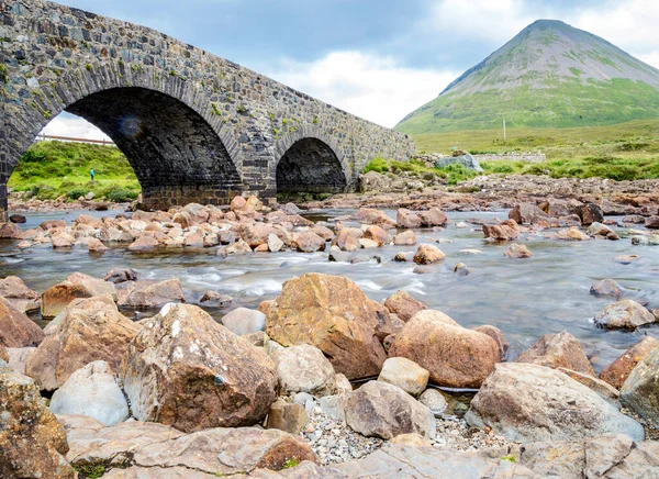 Flusswasser Das Unter Der Historischen Brücke Das Nahegelegene Loch Sligachan — Stockfoto