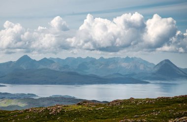 Sakin denizi aşıp Skye 'a, yazın gökyüzüne ve kabarık bulutlara, Applecross yarımadasındaki Wester Ross, İskoçya' daki kayalara, çarpıcı manzaralara, yaz mevsiminde.