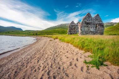 Loch Assynt Gürcistan 'ın doğu kıyısında yıkılmış tarihi bir malikanenin yanında Ardvrek Kalesi' nin yakınlarındaki ilk klasik ev olan Ardvrek Kalesi 'nden Kenneth MacKenzie için 1726 yılında inşa edildi..