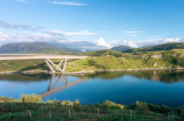 Distintivo Moderno Curvado Sinuoso Puente Viga Caja Hormigón Cruzando Loch — Foto de Stock