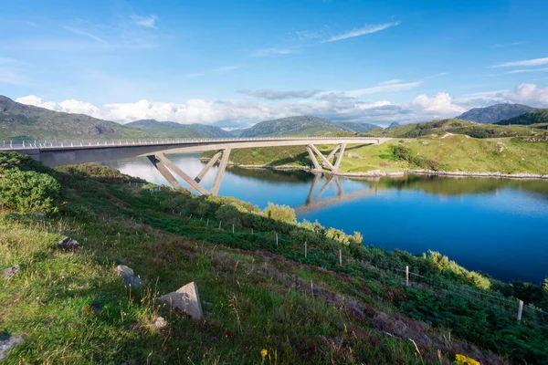Distintivo Moderno Curvado Sinuoso Puente Viga Caja Hormigón Cruzando Loch — Foto de Stock