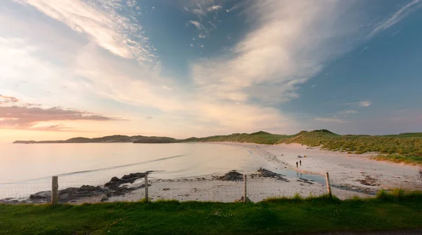 苏格兰西北部的最北端 迷人的晚霞温暖的夕阳西下的阳光在细沙和草甸上闪烁着光芒 乌云斑斑 天空蔚蓝 头顶是橙色的 苏格兰夏季天气晴朗 — 图库照片