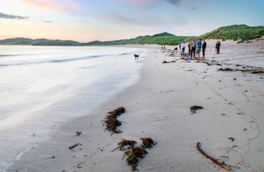 Balnakeil, Kuzeybatı İskoçya-28 Temmuz 2022: İskoçya 'yı gezen halk, uzak körfezin güzel kumlarında bira, müzik ve kamp ateşiyle sosyalleşerek geç gün batımının ve yaz ortasının tadını çıkarın.