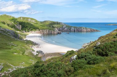 İskoç kamp yeri, büyüleyici kumlar, sakin Atlantik mavisi denizi, güneşli yaz sabahı, otlar Beinn Ceannabeinne dağının altında, güzel kum, dik otlak yamaçlar plaja erişim sağlar..