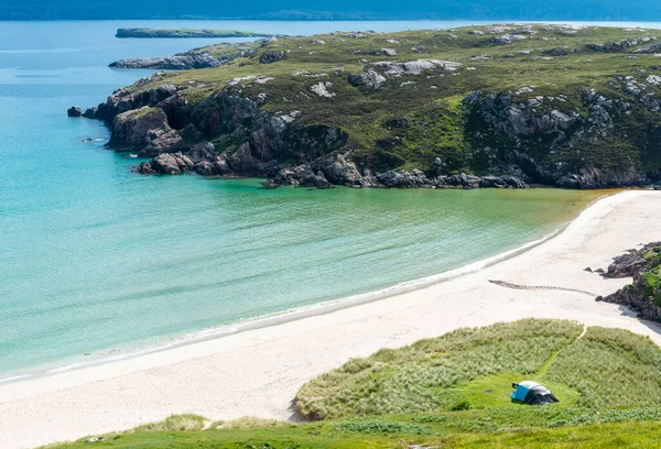苏格兰野营的地方 令人叹为观止的沙滩 平静的大西洋蓝海 阳光明媚的夏日清晨 覆盖着青草 在贝林雪纳宾山下 美丽的沙滩 陡峭的草坡使人们能够到达海滩 — 图库照片