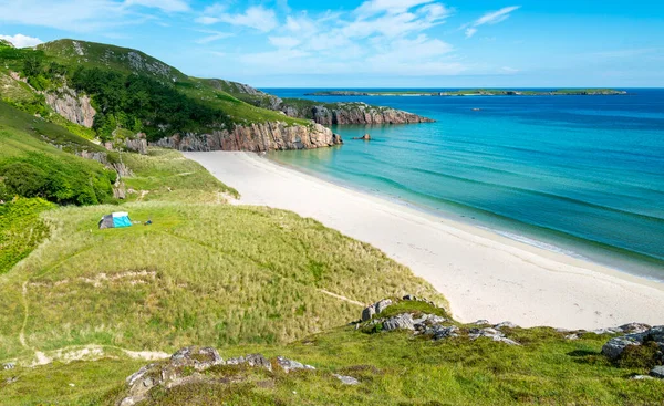 苏格兰野营的地方 令人叹为观止的沙滩 平静的大西洋蓝海 阳光明媚的夏日清晨 覆盖着青草 在贝林雪纳宾山下 美丽的沙滩 陡峭的草坡使人们能够到达海滩 — 图库照片