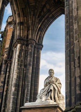 Edinburgh Waverley istasyonunun yanındaki ünlü İskoç yazar Sir Walter Scott için etkileyici bir Gotik anıt. Dünyadaki bir yazarın ikinci büyük yapısıdır. Emsalsiz ve yerel kumtaşından yapılmıştır..