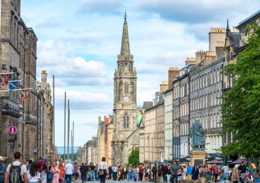 Edinburgh, İskoçya-30 Temmuz 2022: Pek çok turist sıcak bir yaz öğleden sonrasında ikonik Kale 'ye inip çıkıyor..
