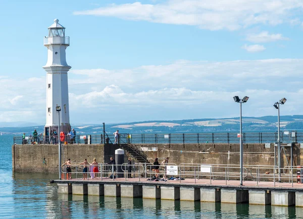 스코틀랜드 2022 Newhaven Lighthouse 부두에서 관광객 물고기 잔잔하고 오후에 부드러운 — 스톡 사진