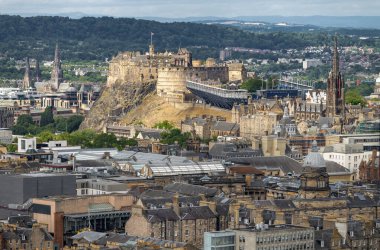 İskoçya 'nın başkenti, Edinburgh Kalesi gibi kraliyet askeri dövmesi için hazırlanmış, Sınır Bilim Festivali, Hub ve St. Mary Katedrali.