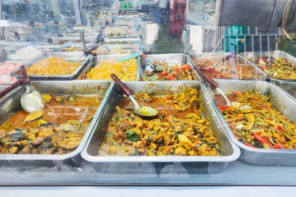 曼谷市中心的街道上有一个典型的食品陈列 可以用钢盘盛放 辣蔬菜 墨西哥泡菜 茄子和海味食品 — 图库照片
