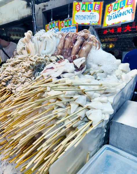 曼谷的食品市场 海上街头食品 特色是大量新鲜的 冰鲜的海鲜 随时准备烧烤和烹调 作为过客的小吃 — 图库照片