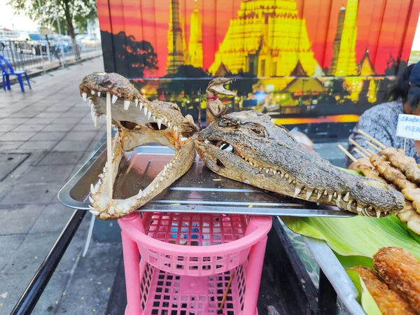 Crocodile Meat Sale Skewered Bamboo Sticks Dried Heads Silver Tray — Foto Stock