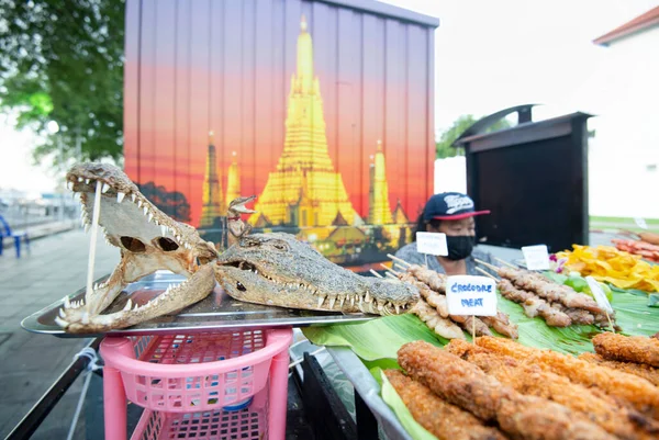 Bangkok Thailand December 2022 Crocodile Meat Street Seller Shows Two — Fotografia de Stock