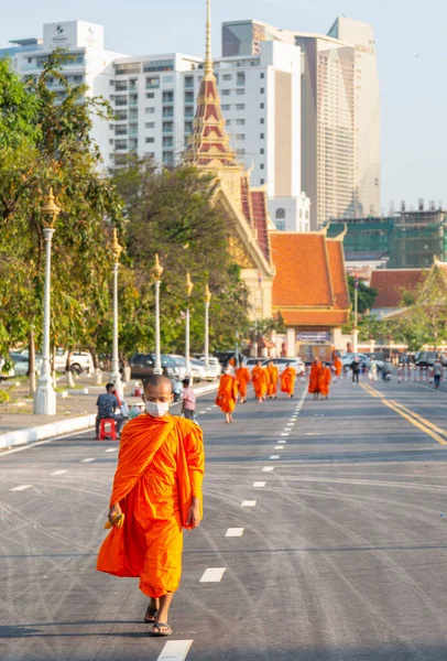 Phnom Penh Kambodzsa December 2023 Hagyományos Narancssárga Köntösbe Öltözött Szerzetesek — Stock Fotó
