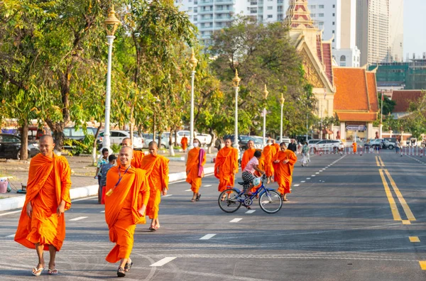 캄보디아 프놈펜 2023 전통적 주황색 예복을 수사들 마스크를 사람들이 도로에 — 스톡 사진